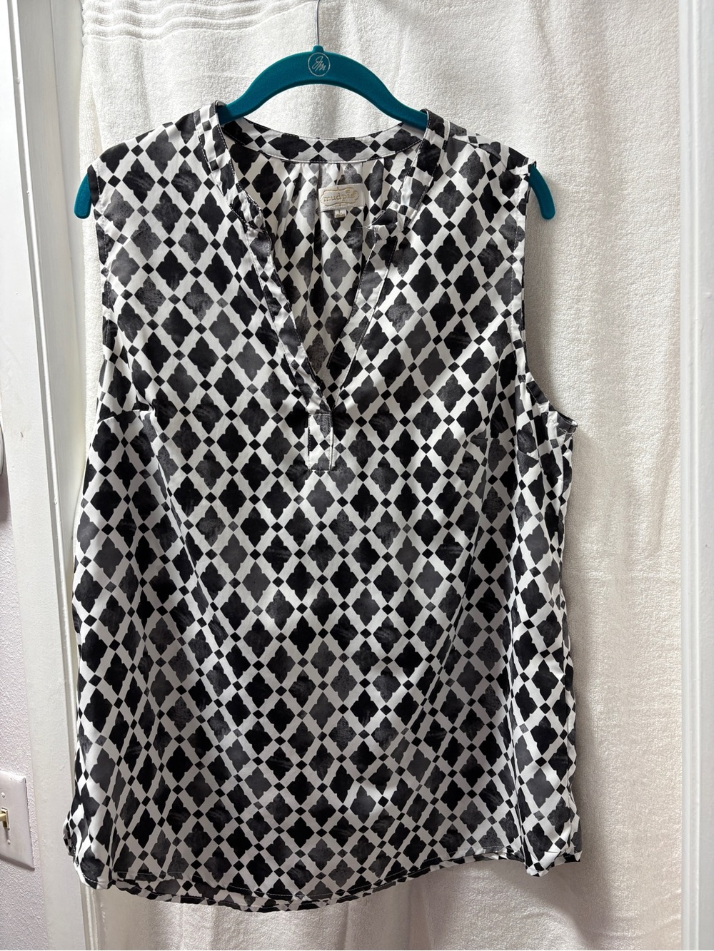 Sleeveless Black & White Geometric V-Neck Top